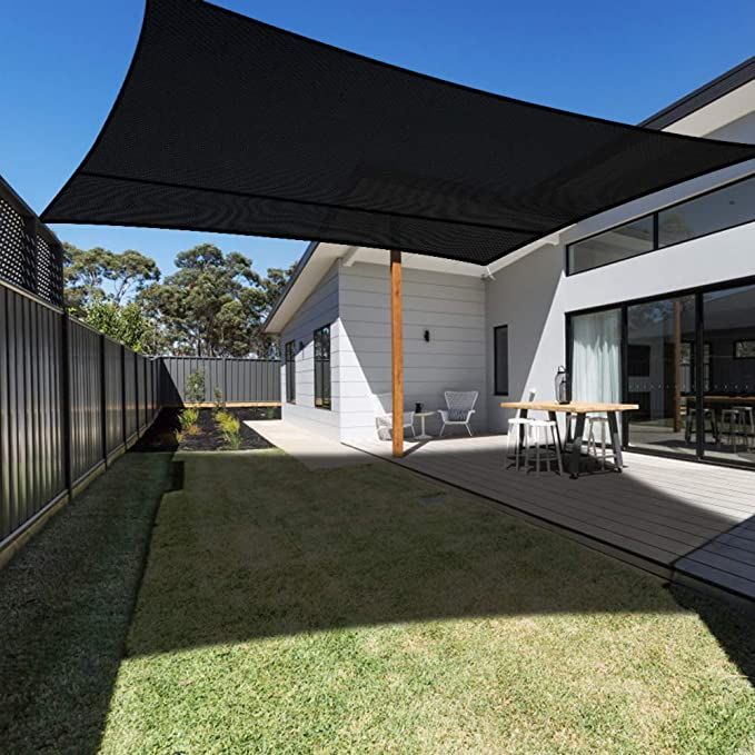 Toldos de vela en un área de descanso exterior en Buin